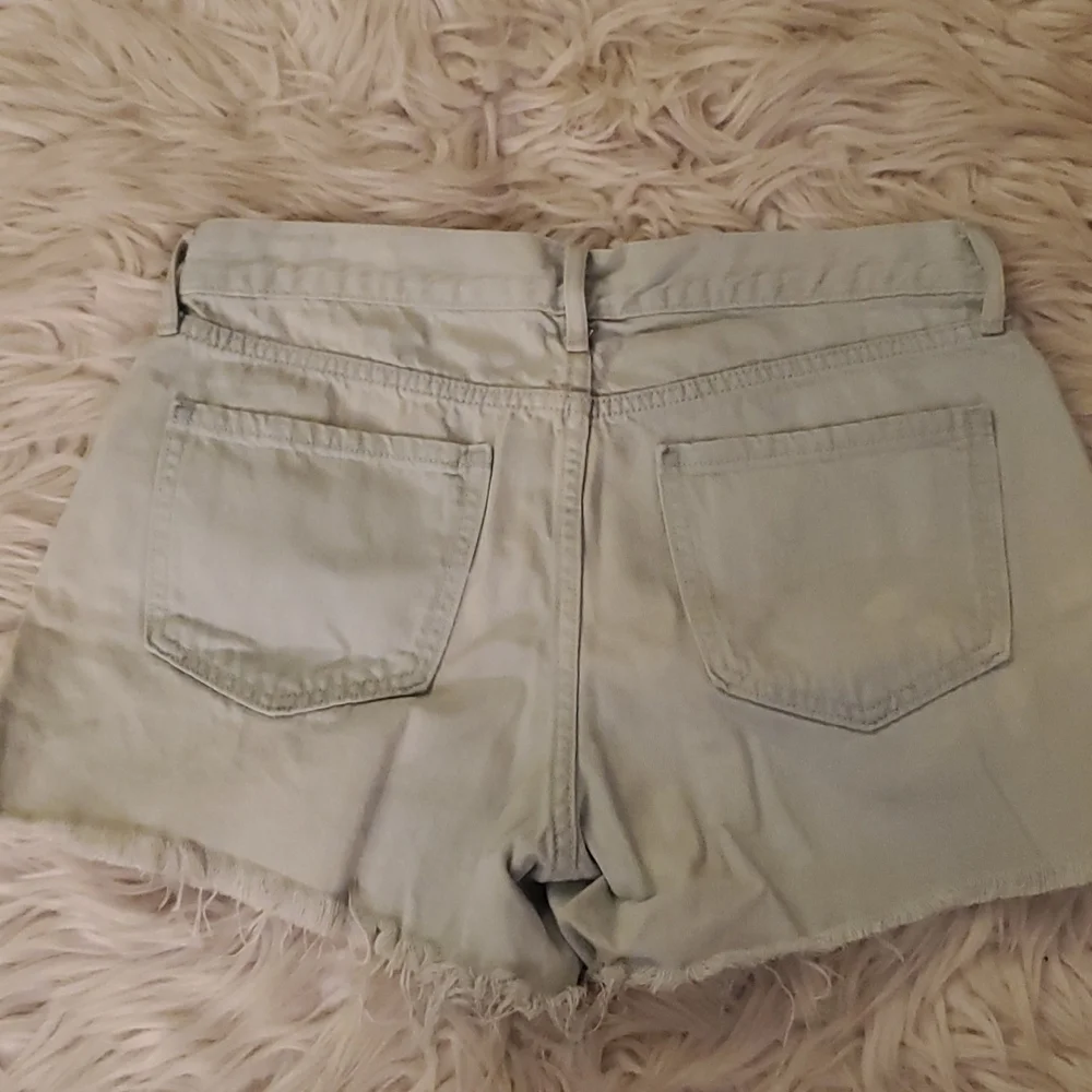 Old Navy Light Wash Frayed Denim Shorts – Size 6
